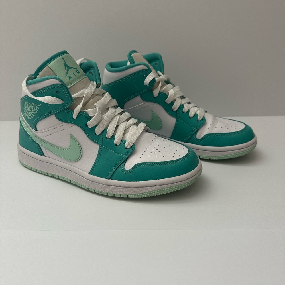 Wmns Air Jordan 1 Mid 'Marine
 High-Top Sneakers size 7 - Picture 2 of 8